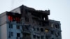 Будинок, пошкоджений через падіння уламків, під час нічного удару Росії по Києву, 30 травня 2023 року