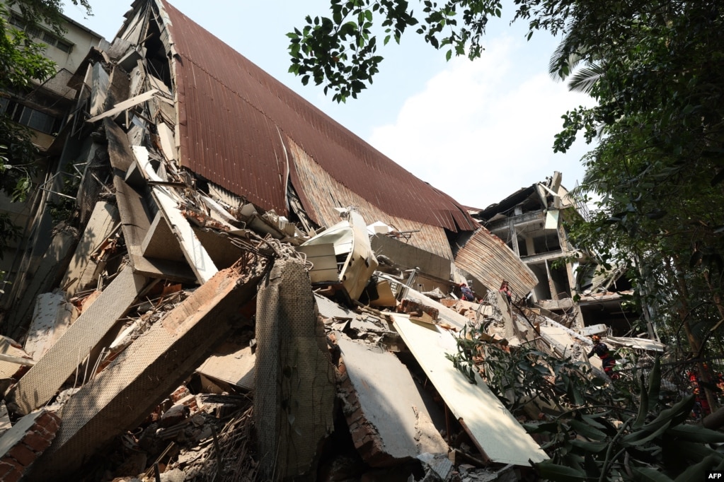 Një ndërtesë e rrëzuar si pasojë e tërmetit në Nju Taipei, Tajvan.