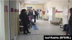 Pacientët duke pritur për të marrë shërbime mjekësore në një klinikë të Shkupit.