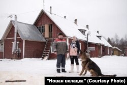 Александр Егоров у своего дома с дочерью Анной и псом Флагманом. Фото: Наталья Лозинская для НВ