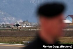 Një avion Eurofighter Typhoon duke u nisur nga baza ajrore në Kuçovë të Shqipërisë.