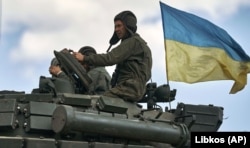 Українські бійці на танку біля Бахмуту на Донеччині, де тривають запеклі бої Сил оборони України проти російських військ, 12 травня 2023 року