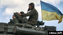 Украинские бойцы на танке возле Бахмута Донецкой области, 12 мая 2023 года