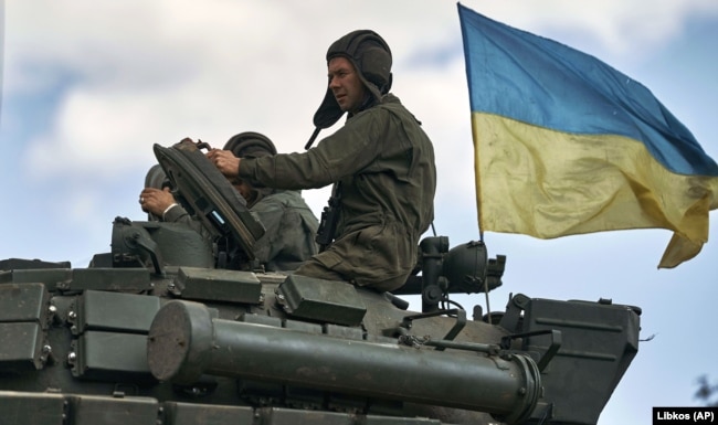 Українські бійці на танку біля Бахмуту на Донеччині, де тривають запеклі бої Сил оборони України проти російських військ, 12 травня 2023 року