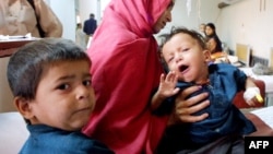نگرانی های وجود دارد که ورود سیل آسای مهاجرین از پاکستان به افغانستان منجر به گسترش بیماری پولیو یا فلح اطفال خواهد شد