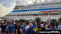 Georgieni protestează față de turiști ruși aflați pe o navă de croazieră, la Batumi, iulie 2023.