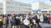 Oroszok sorakoznak egy szavazóhelyiség előtt Togliattiban 2024. március 17-én délben
