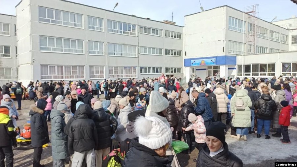 Okupljeni ispred glasačkog mjesta u 12 sati u ruskom gradu Toljatiju