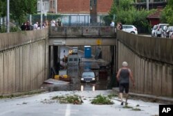 Ljudi provjeravaju štetu nakon snažnog nevremena, u Zagrebu, 19. jula 2023.