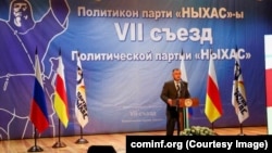 К собравшимся обратился экс-председатель «Ныхас», президент Южной Осетии Алан Гаглоев