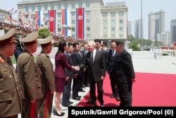 Путін і Кім Чен Ин на офіційній церемонії зустрічі на площі Кім Ір Сена в Пхеньяні, 19 червня 2024 року