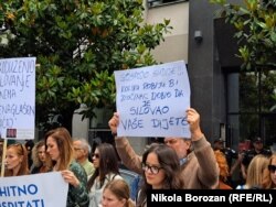 Poruka sa jednog od transparenata na protestu građana ispred Apelacionog suda zbog smanjenja kazne za silovanje djevojčice