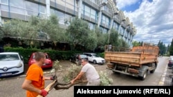 Radnici raščišćavaju ulice nakon jakog nevremena koje je zahvatilo Crnu Goru, Podgorica, 2. jul.