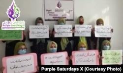 تعدادی از زنان و دختران معترض عضو جنبش شنبه های ارغوانی که برای اعاده حقوق زنان و دختران در افغانستان فعالیت میکنند.