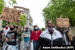 Сторонники движения Black Lives Matter маршируют к мэрии во время протеста. Нэшвилл, Теннесси, 24 апреля 2021