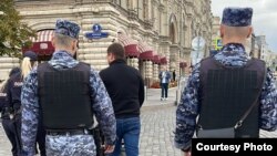 Задержание Дмитрия Бахтина после пикета на Красной площади