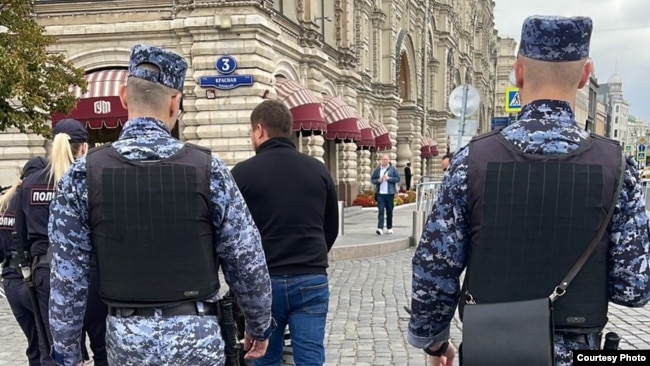Arrestimi i Dmitry Bakhtin pas një piketimi në Sheshin e Kuq