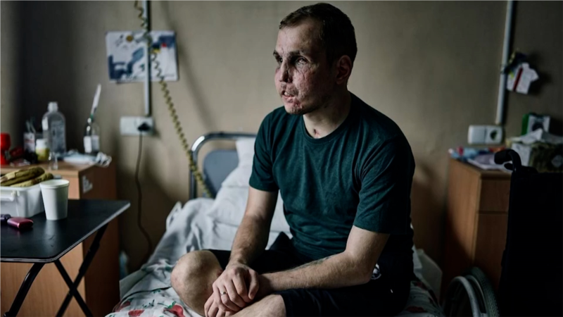 Fără picioare și fără vedere, un soldat ucrainean depune efort să meargă și să vadă din nou