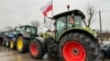 Польські фермери висипали зерно з українських фур на кордоні – поліція почала розслідування