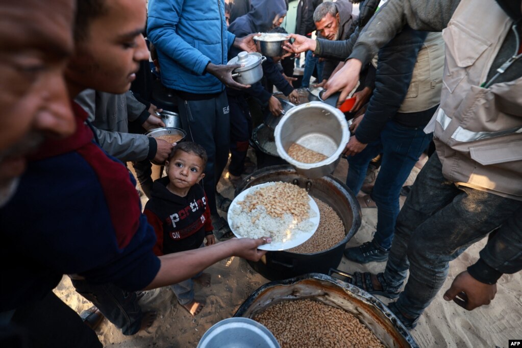 Palestinezët duke marrë ushqimin që e shpërndanin organizatat bamirëse në Rafah.