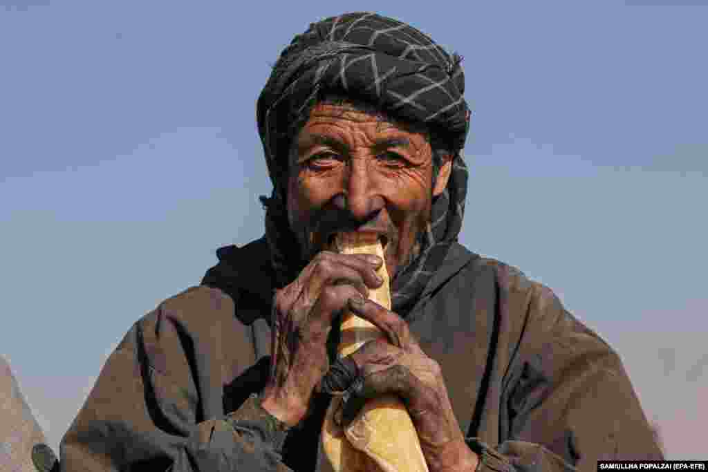 Avganistanski radnik jede dok radi u rudniku uglja na periferiji Kabula.