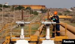 A worker checks the valve gears of pipes linked to oil tanks at Turkey's Mediterranean port of Ceyhan. (file photo)