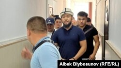 Эртая Искакова ведут в суд. 17 июля 2023 года. 
