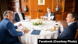 Premierul maghiar Viktor Orbán (stânga), președintele UDMR Kelemen Hunor, premierul român Marcel Ciolacu și ministrul Transporturilor Sorin Grindeanu, într-o întâlnire informală de la București.