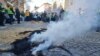 Протестиращи земеделци запалиха сено пред земеделското министерство в София, 5 февруари 2024 г.