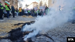 Протестиращи земеделци запалиха сено пред земеделското министерство в София, 5 февруари 2024 г.