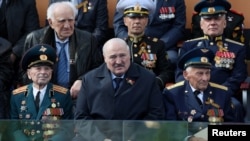 Лидер Беларуси Александр Лукашенко (в центре) на военном параде в День Победы на Красной площади. Москва, Россия, 9 мая 2023 года