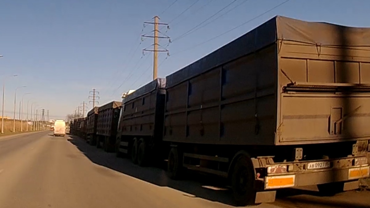 після удару по порту Феодосії Росія направляє колону зерновозів до Керчі