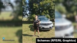 Український хлопець у Білорусі фотографується з автоматом