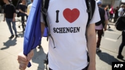 Мъж с тениска „Обичам Шенген“ по време на проевропейската демонстрация „Една Европа за всички – вашият глас срещу национализма“ седмица преди европейските избори в Берлин, 19 май 2019 г.