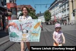 Тамара Ліщук разом з дочкою Софією на мітингу на підтримку України в Німеччині