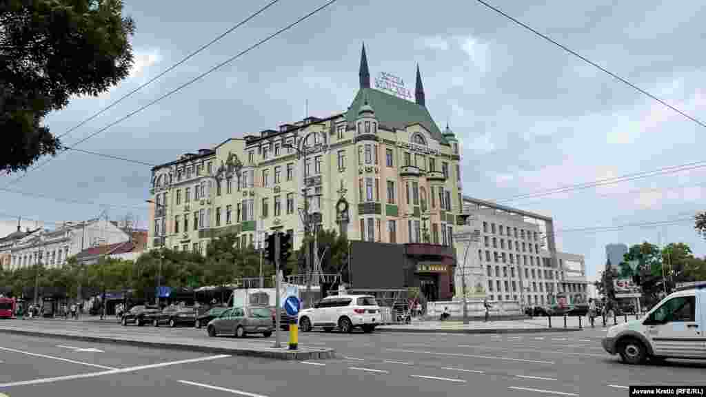 Голем видео бим беше поставен на Теразије, две улици подалеку од главната бина. Во центарот на Белград има уште неколку такви локации со бимови.