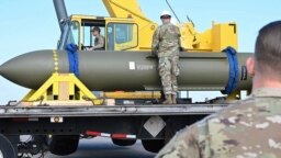 نمایی از بمب سنگرشکن ۱۲ تنی جدید آمریکا موسوم به «جی‌بی‌یو-۵۷» یا «بمب نفوذگر مهمات انبوه»
