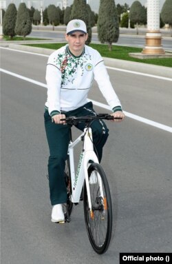 Президент Туркменистана Сердар Бердымухамедов принимает участие в велопробеге, посвящённом Всемирному дню здоровья, 7 апреля 2022 года