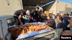 Ožalošćeni pored tijela Palestinaca porodice Daher, ubijenih u napadima Izraela, na sjeveru Pojasa Gaze, 8. novembra