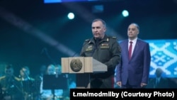 Министр обороны Беларуси Виктор Хренин, позади – госсекретарь Совета безопасности Беларуси Александр Вольфович