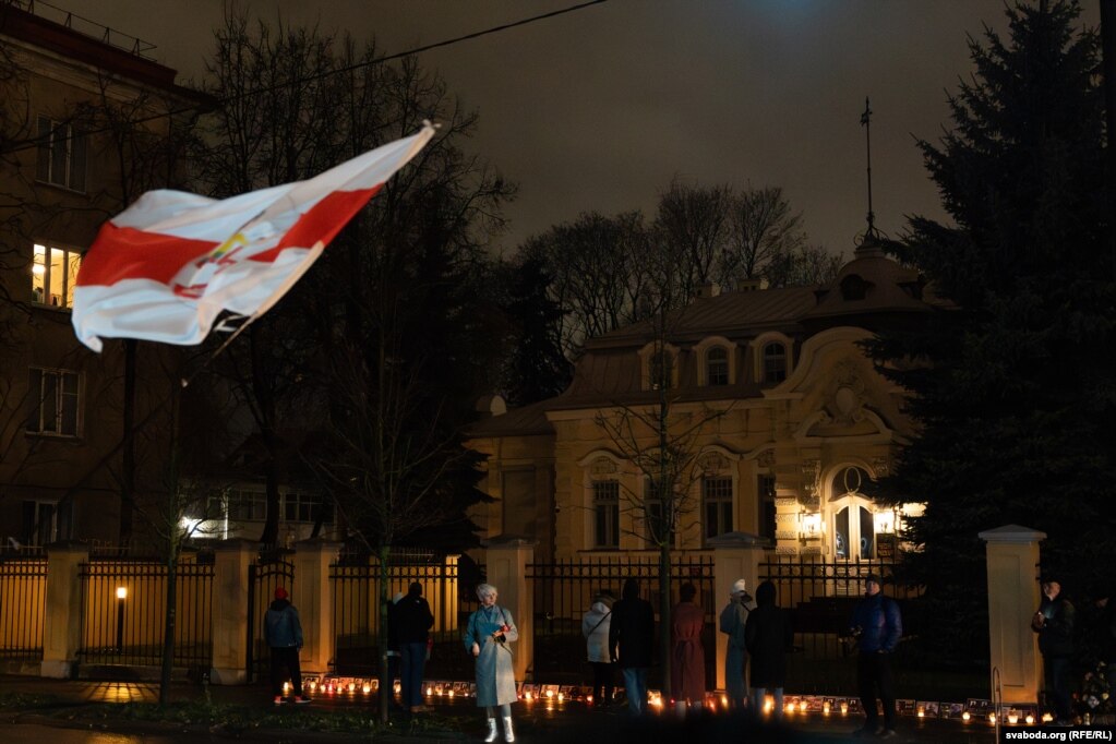 I bielorussi hanno onorato la memoria di Roman Bandarenka vicino all'ambasciata bielorussa.