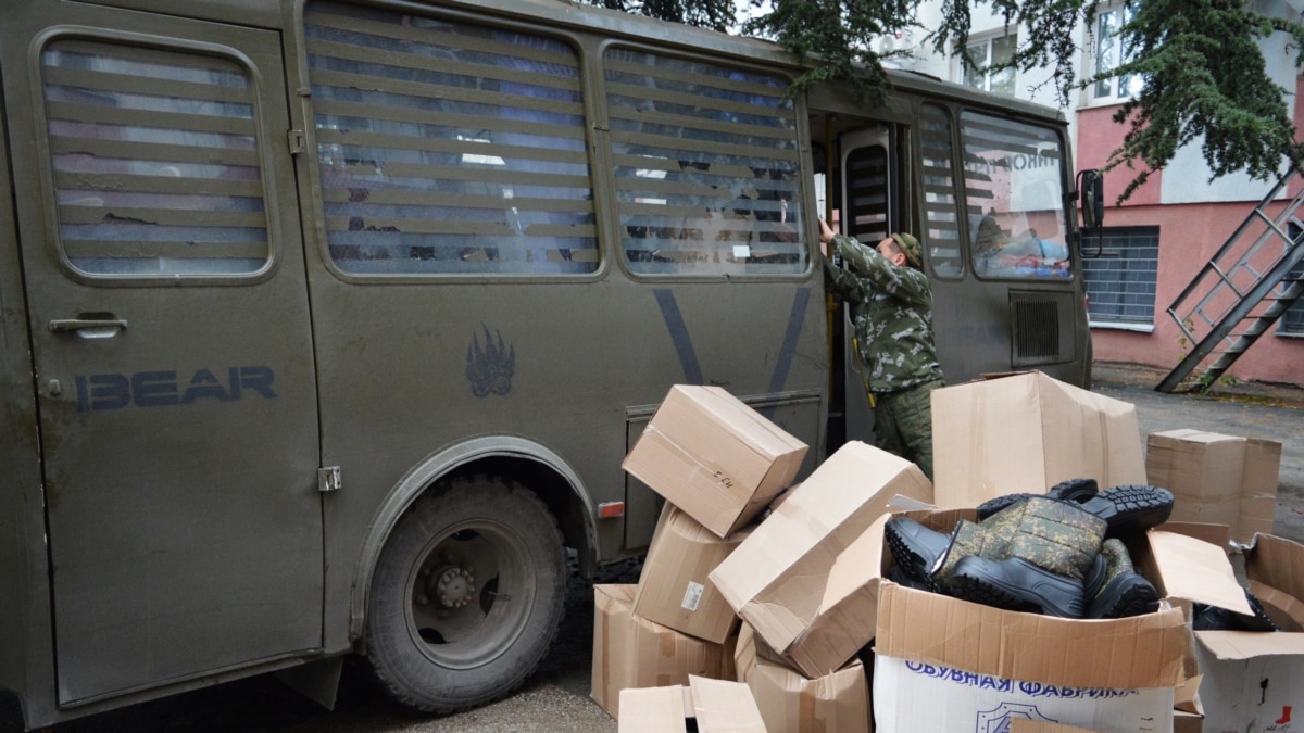 Отряды» Чебурашек и заговоренные кони: что шлют из Крыма военным РФ