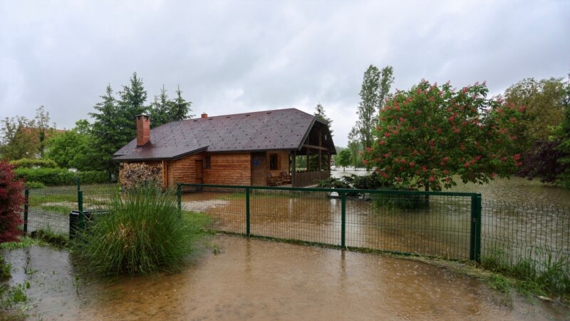 Поплави во Хрватска: Вонредна состојба во Петриња и Сисак
