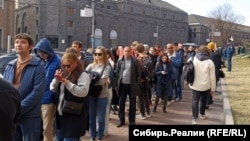 Россияне в очереди на выборах президента у российского консульства в Армении, март 2024