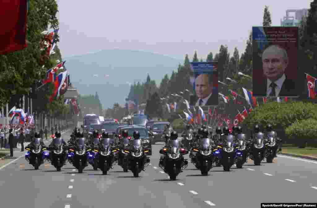 Kolona sa ruskim predsjednikom Vladimirom Putinom kreće se Pjongjangom tokom njegove posjete Sjevernoj Koreji.