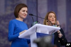 Maia Sandu și Roberta Metsola la demonstrația pentru aderarea Moldovei la UE de la Chișinău din 21 mai 2023.