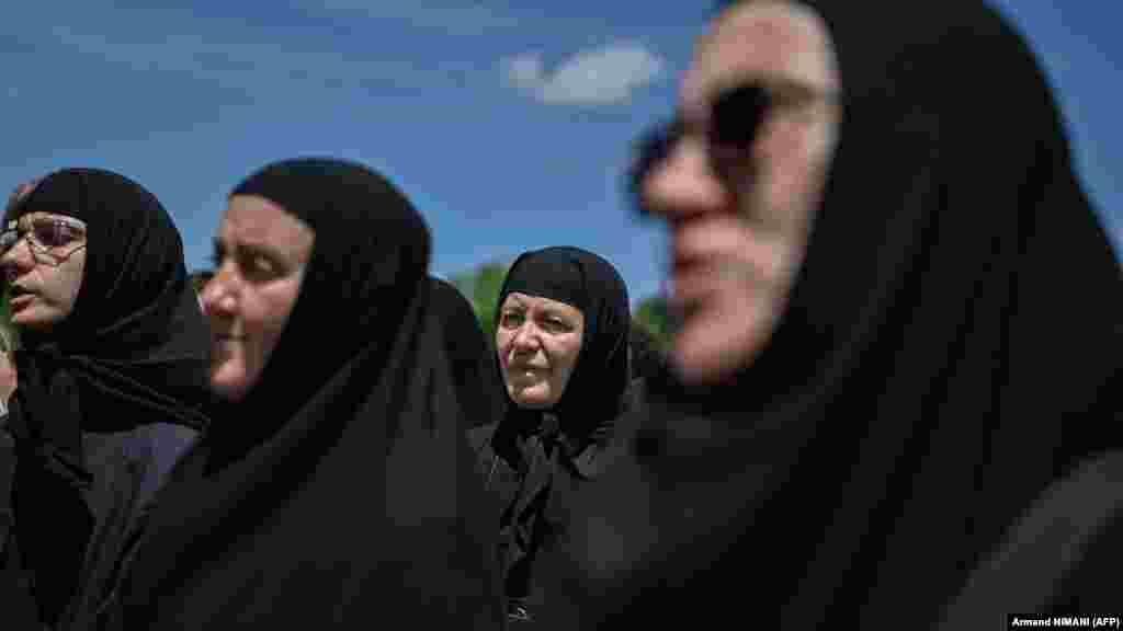 Srpske pravoslavne monahinje učestvuju na parastosu koji se služi u čast duša poginulih u bici.