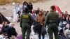 Migranți la granița Mexicului cu SUA, în apropiere de San Diego, California, SUA, 11 mai 2023