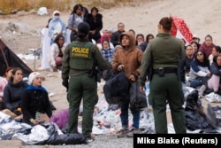 Мигранты на границе США и Мексики, между так называемыми "первым" и "вторым" заборами, вблизи американского города Сан-Диего на юге Калифорнии