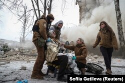 Помощь раненому в Харькове